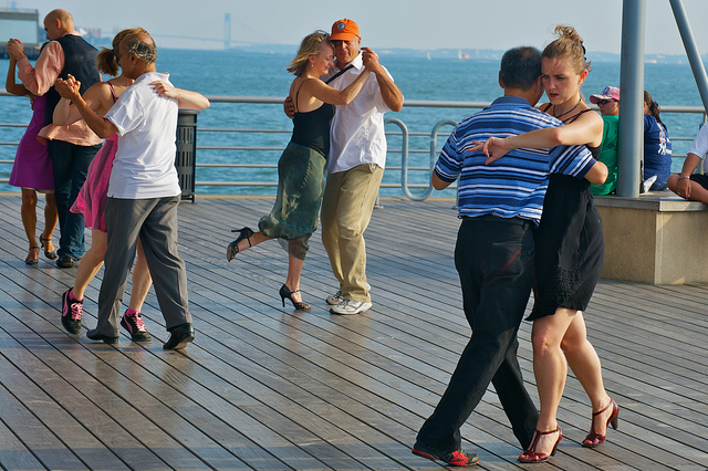 Arduino, IndiGoGo and Hack-a-Day - Doodad Dealer Dancing